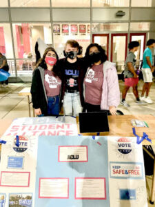  Le (right) tabling at the Fall 2021 Student Org Fair for the American Civil Liberties Union Student Alliance.