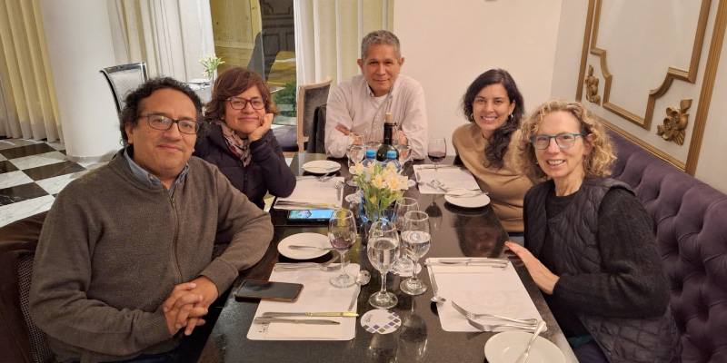 Álvarez-Berríos (second from right) and her mentor and colleague Lisa Naughton (at right), enjoy a dinner with their Peruvian colleagues. 
